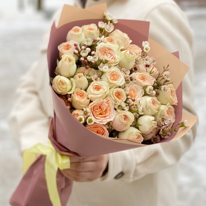 9 кустовых кремовых роз Павлова с шамелациумом